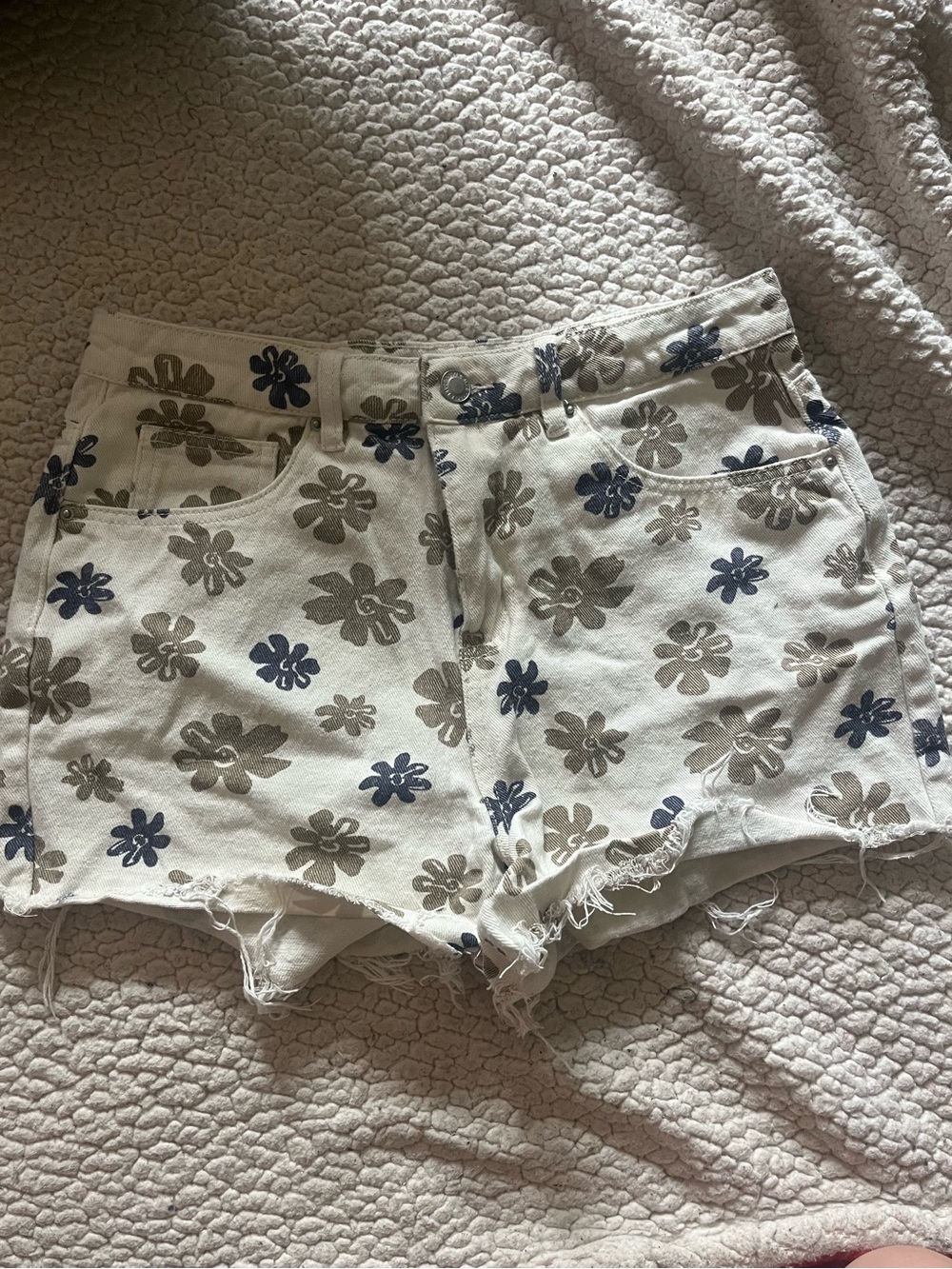 Cream Flower Patterned Shorts